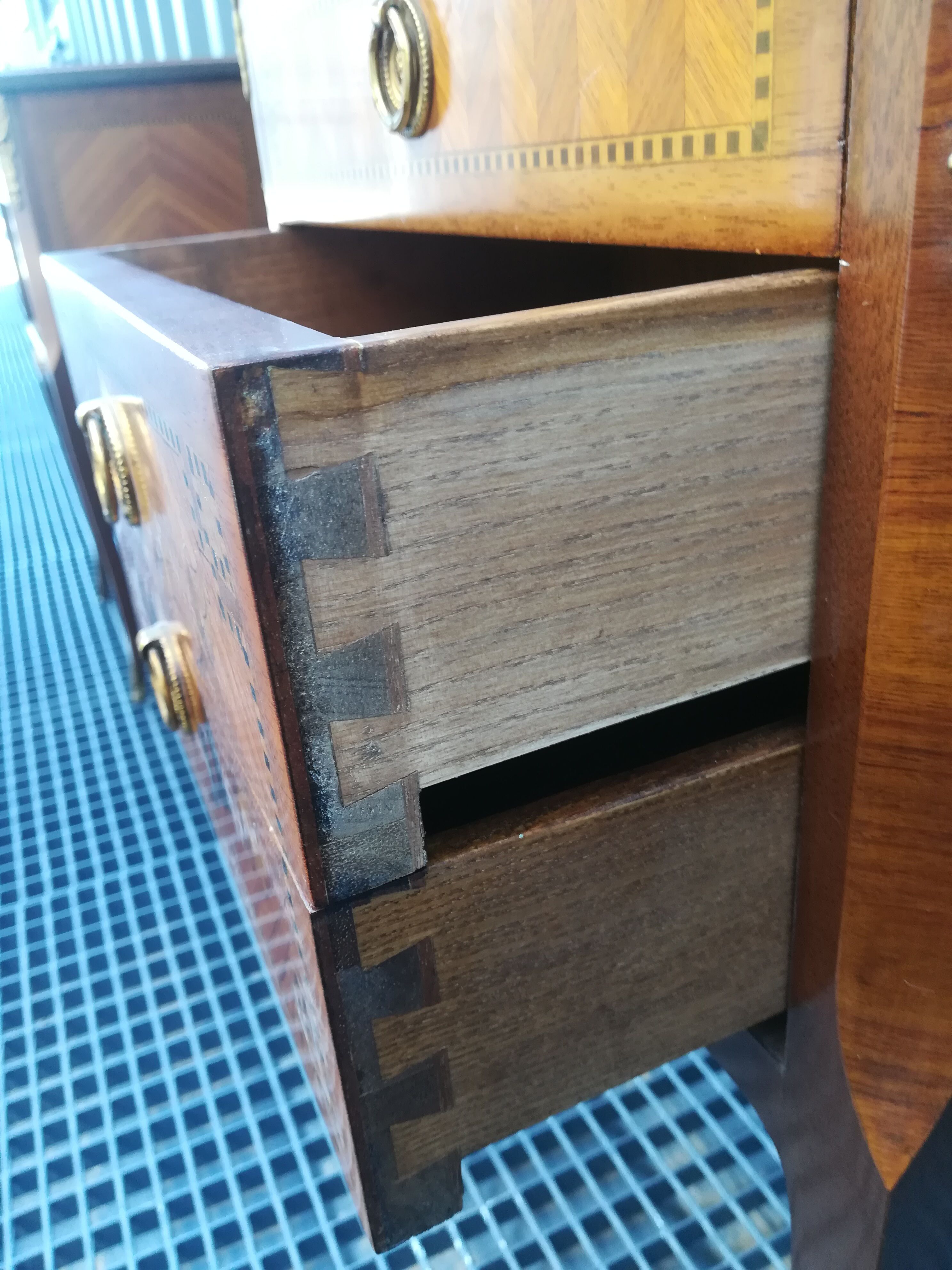 Table in marquetry