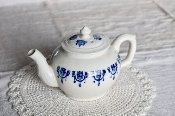 Théière ancienne Saint-Uze terre d'acier motif bleu cobalt