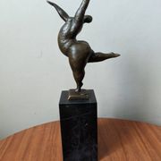 Sculpture contemporaine sur socle en marbre