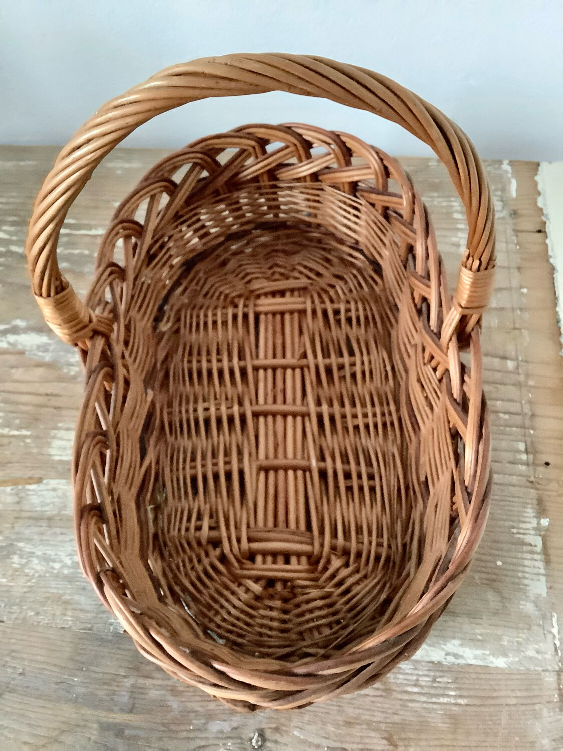 Oval basket with handle