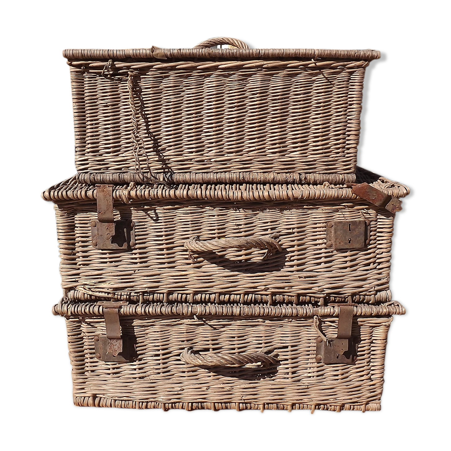 3 panières, old Wicker suitcases