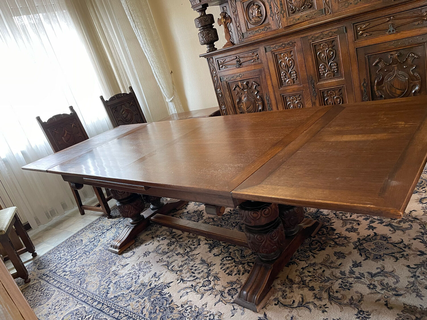 Table à manger de style renaissance basque