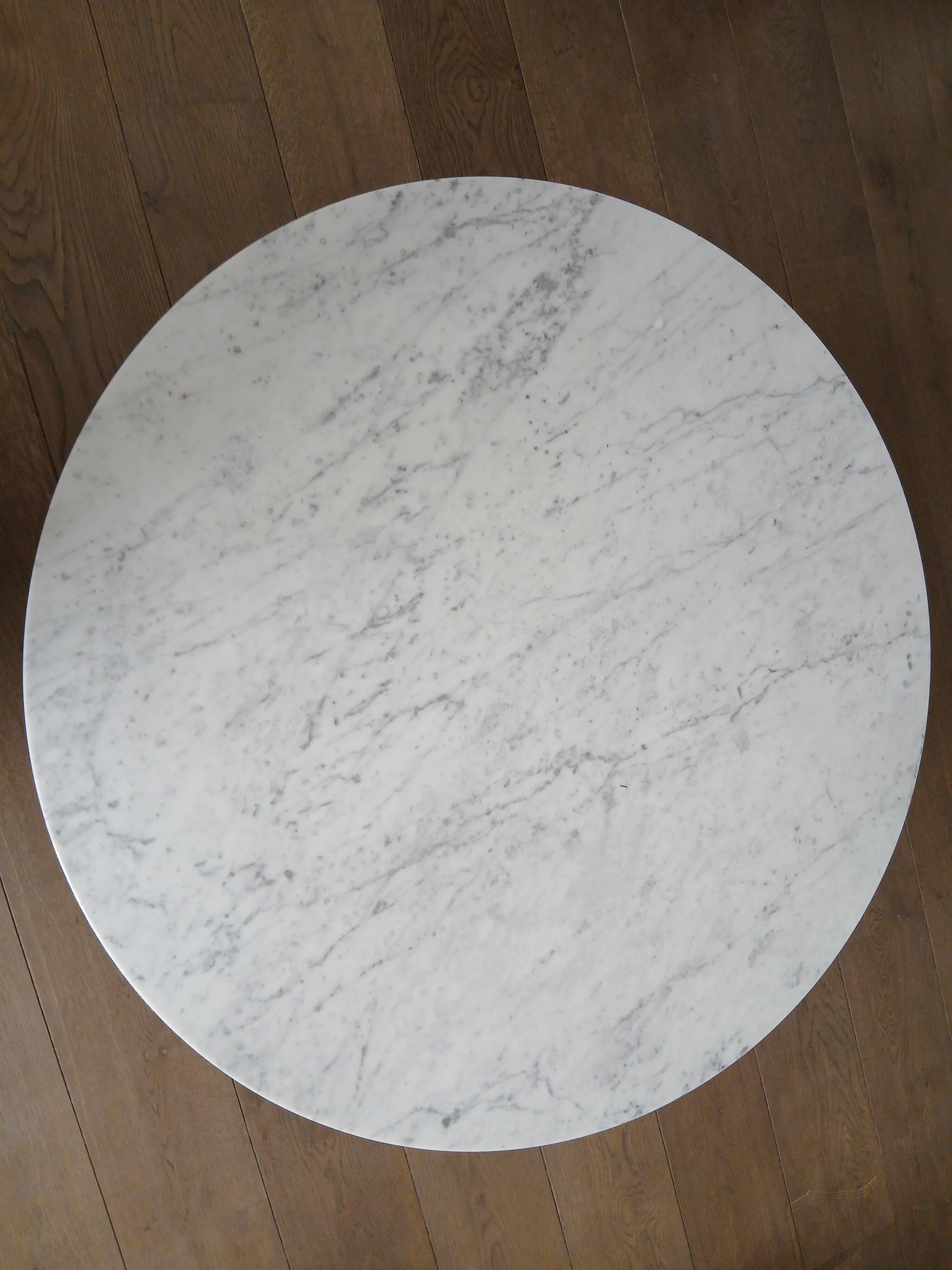 Round marble coffee table with tulip base.