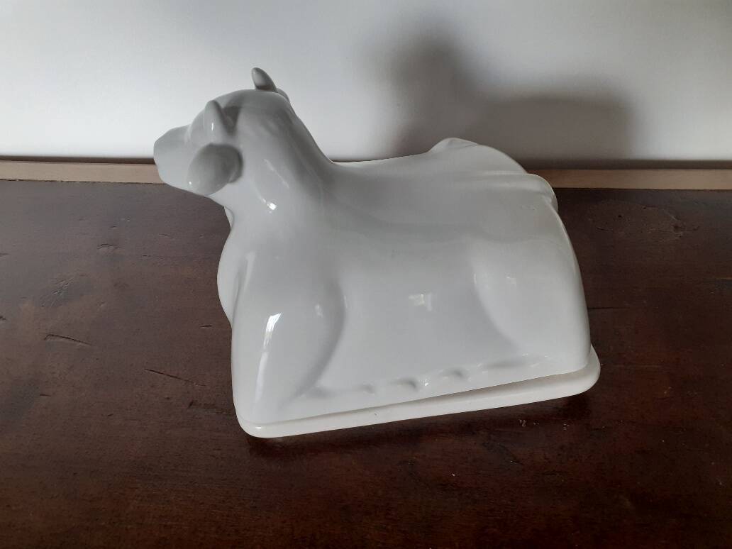 Cow-shaped butter dish