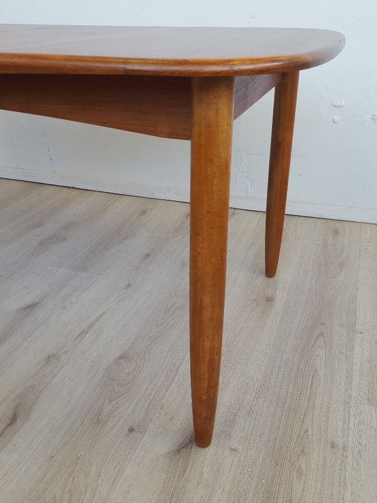 Extendable teak table
