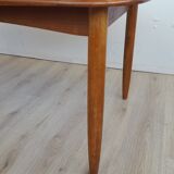 Extendable teak table