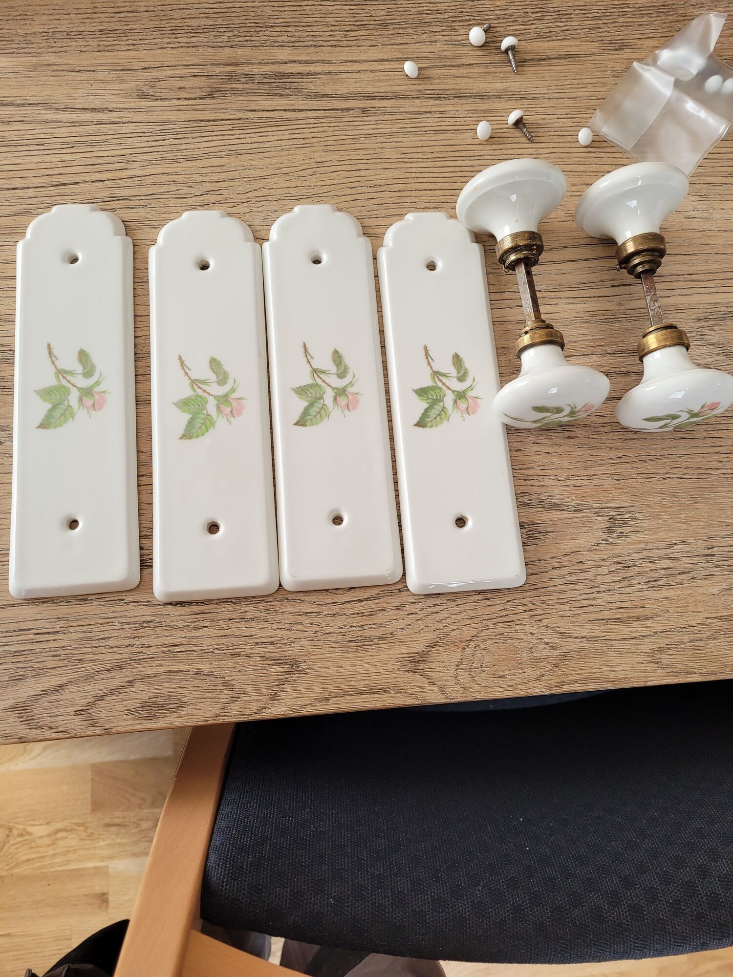Set of 2 Porcelain door handles and cleanliness plates