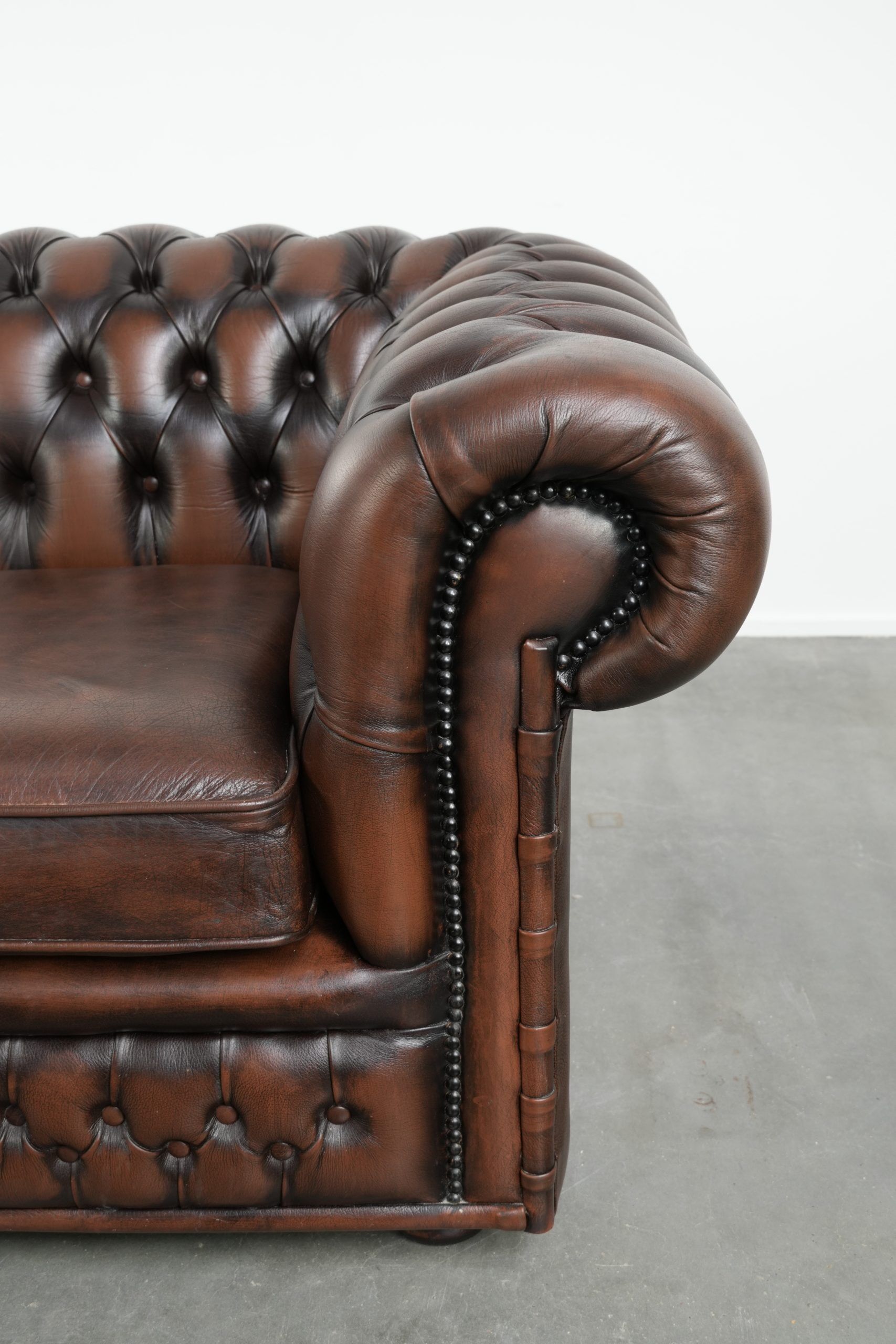 Nice cow leather Chesterfield 2-seater sofa in English style