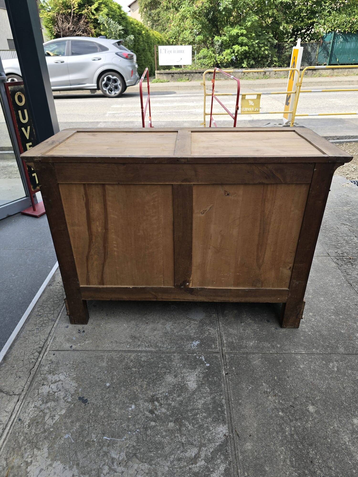 Restoration period commode in walnut burl and black marble – 19th century
