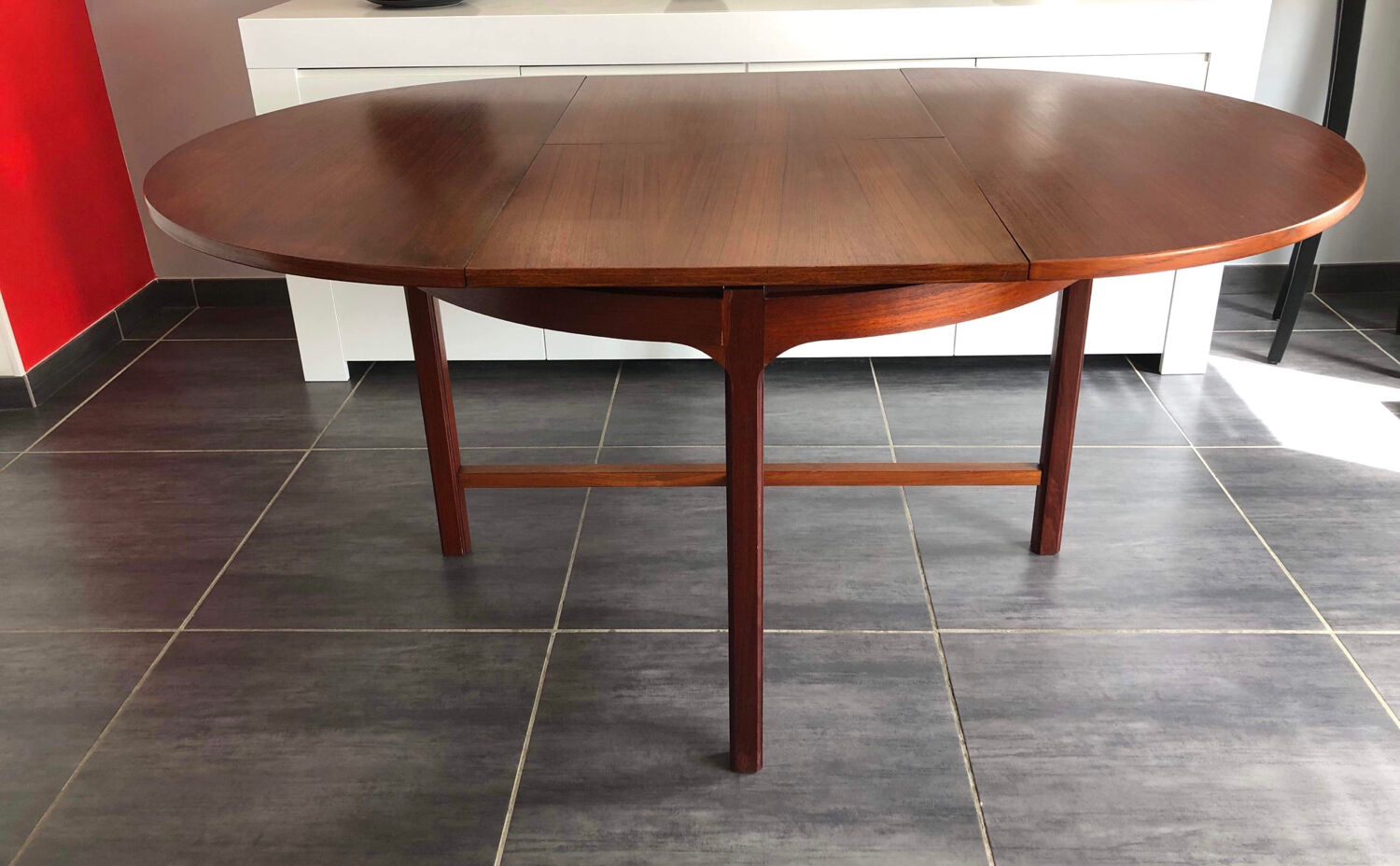 Scandinavian extendable round table 1970s