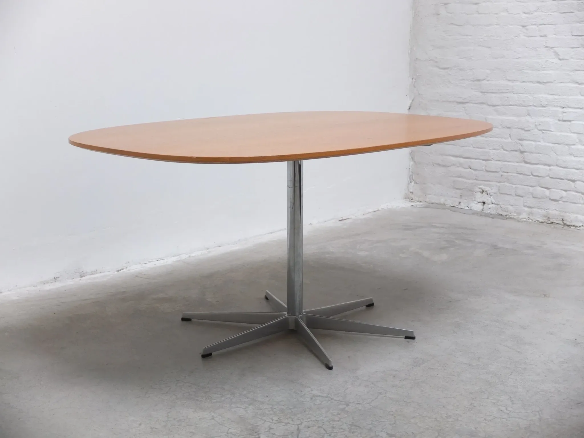 'Superellipse' pedestal table in oak by Arne Jacobsen for Fritz Hansen, 1981