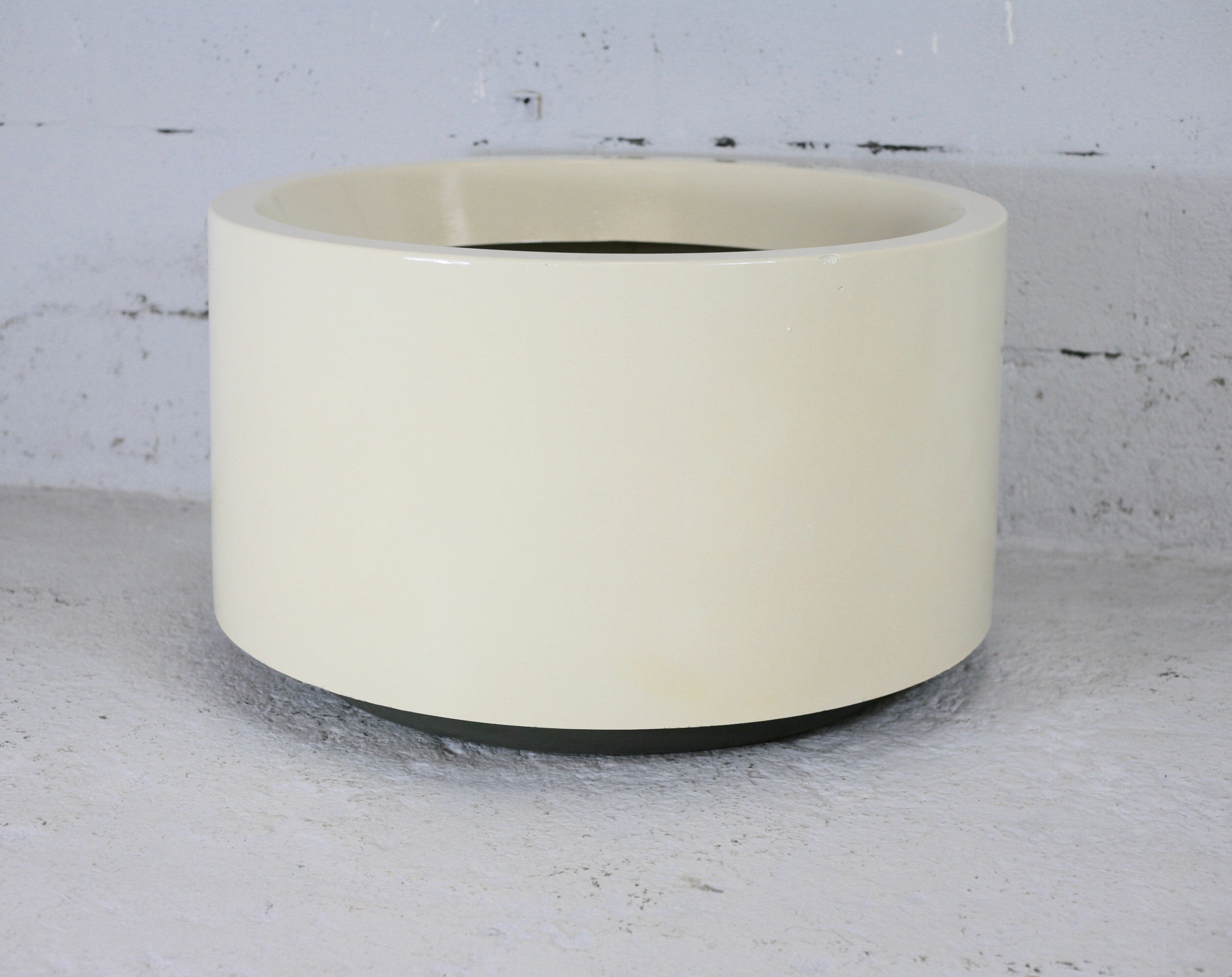 Important cylindrical planter in cream lacquered fiberglass, circa 1970