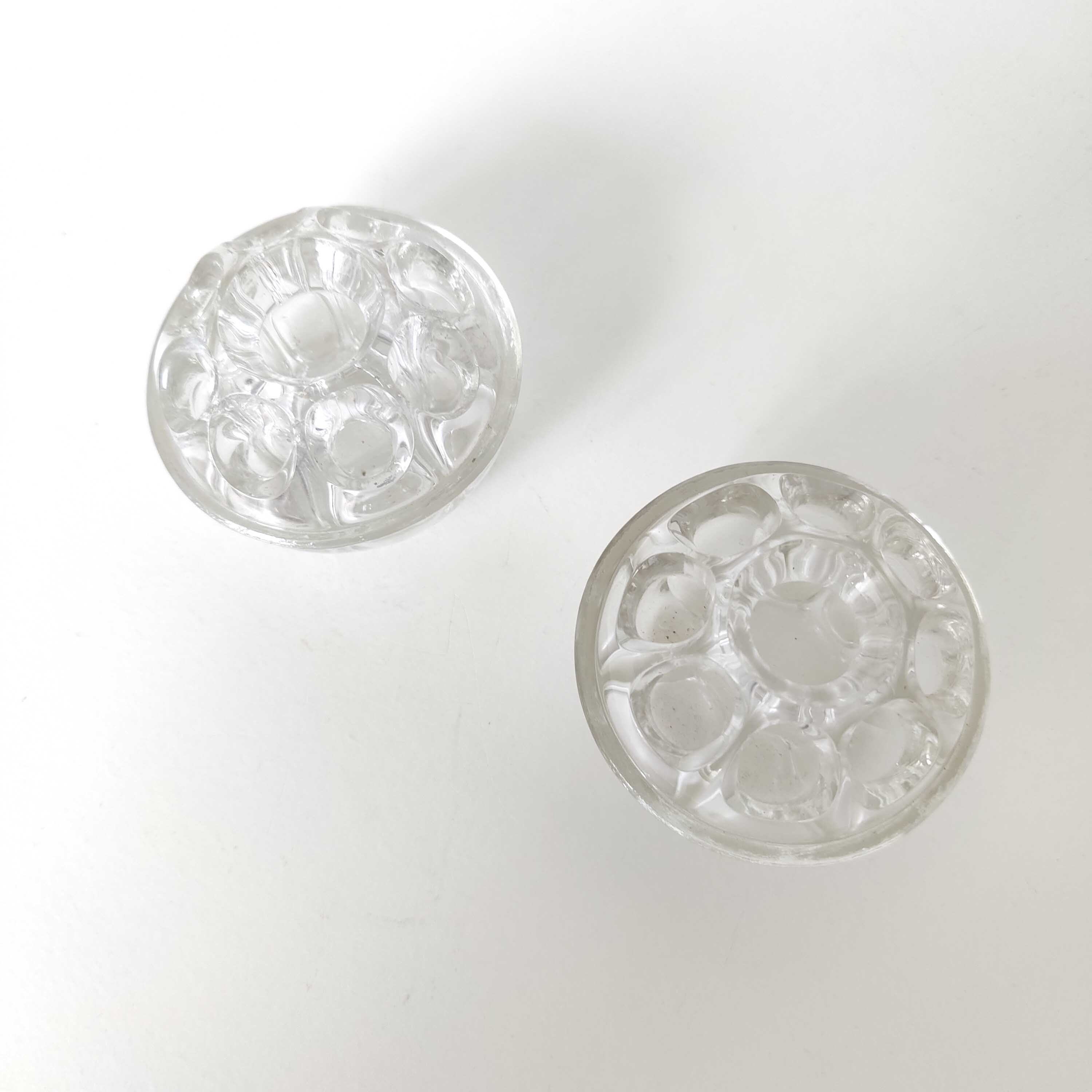Lot deux vases piques fleurs en verre