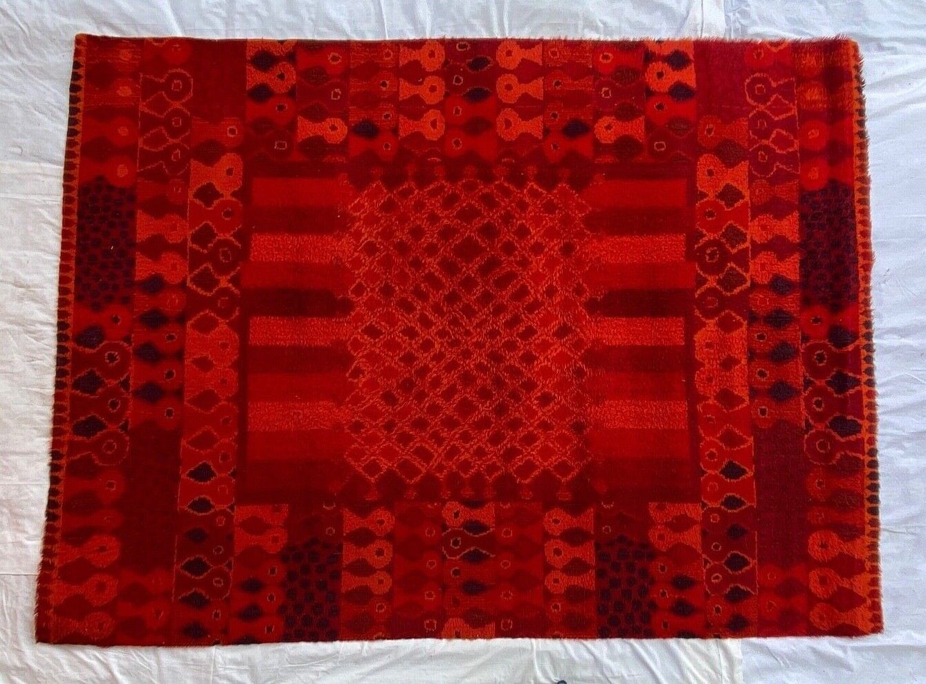 Carpet 1970 pop design geometric red background wool 229 cm x 170 cm