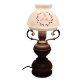 Lampe de table vintage de style campagnard en bois tourné et verre opalin