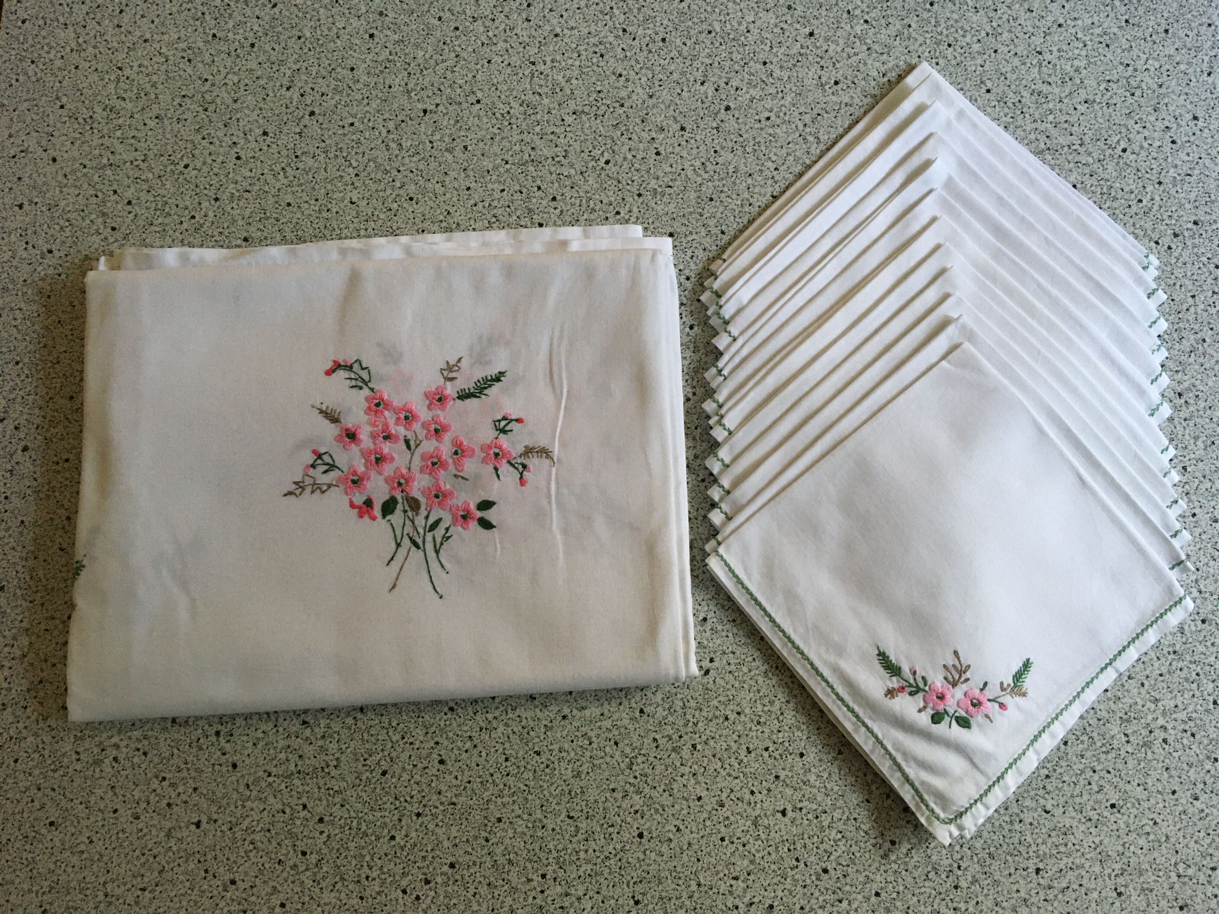 Nappe 145 x 245 brodée fleurs et 12 serviettes