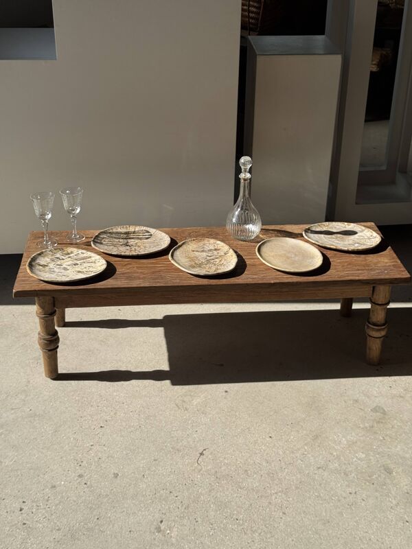 Petit vide poche ou plat en bois pétrifié beige cernes petit cœur noir