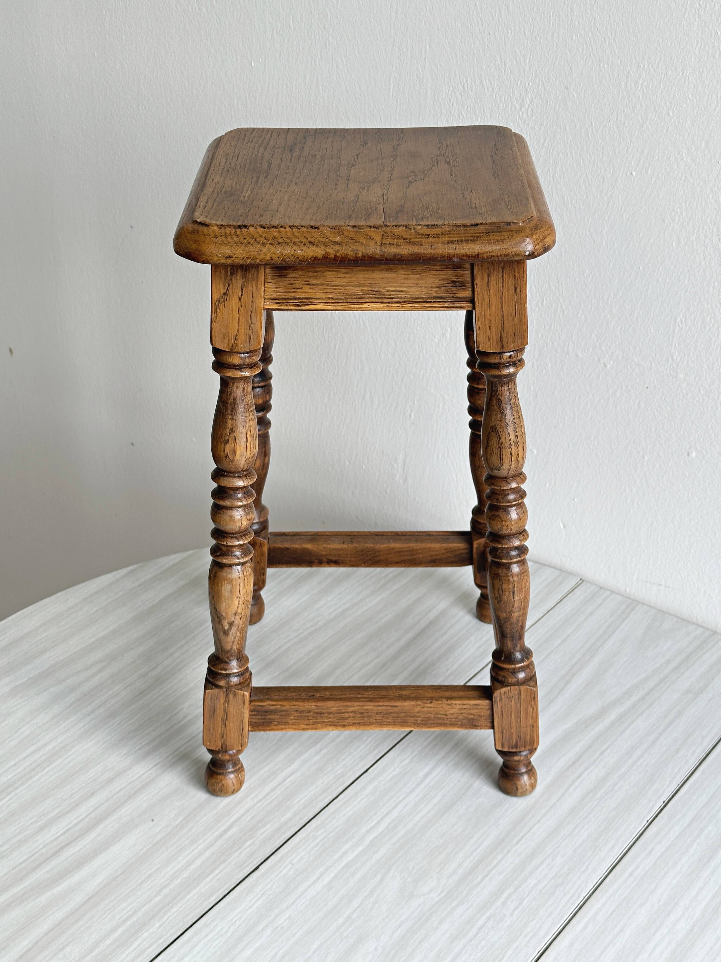 Tabouret carré ancien en bois massif