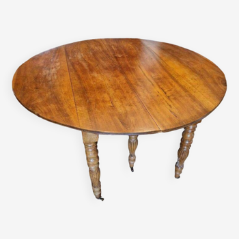 Round table with 6 legs and movable leaves