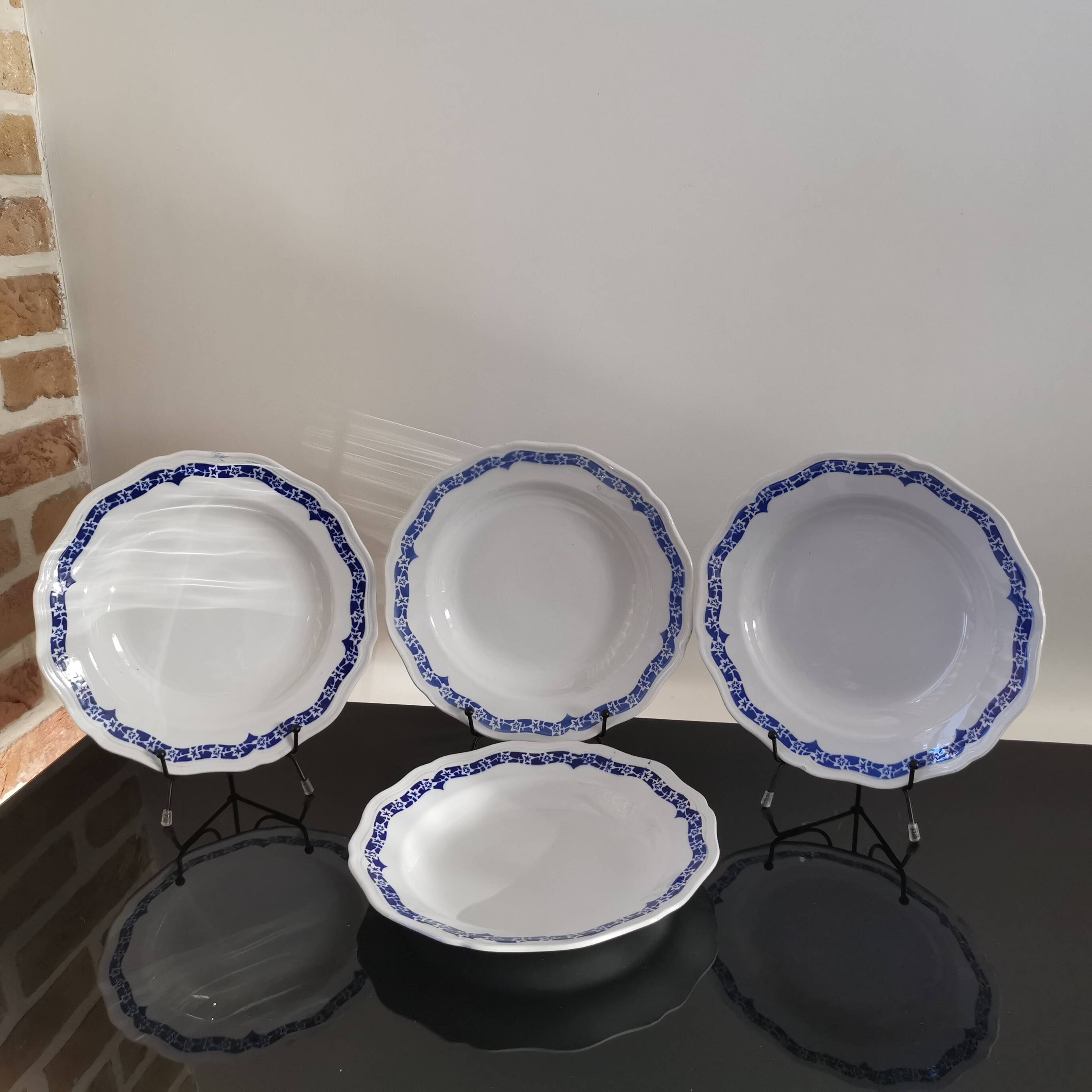4 soup plates white background, blue decor l'Amandinoise 2586