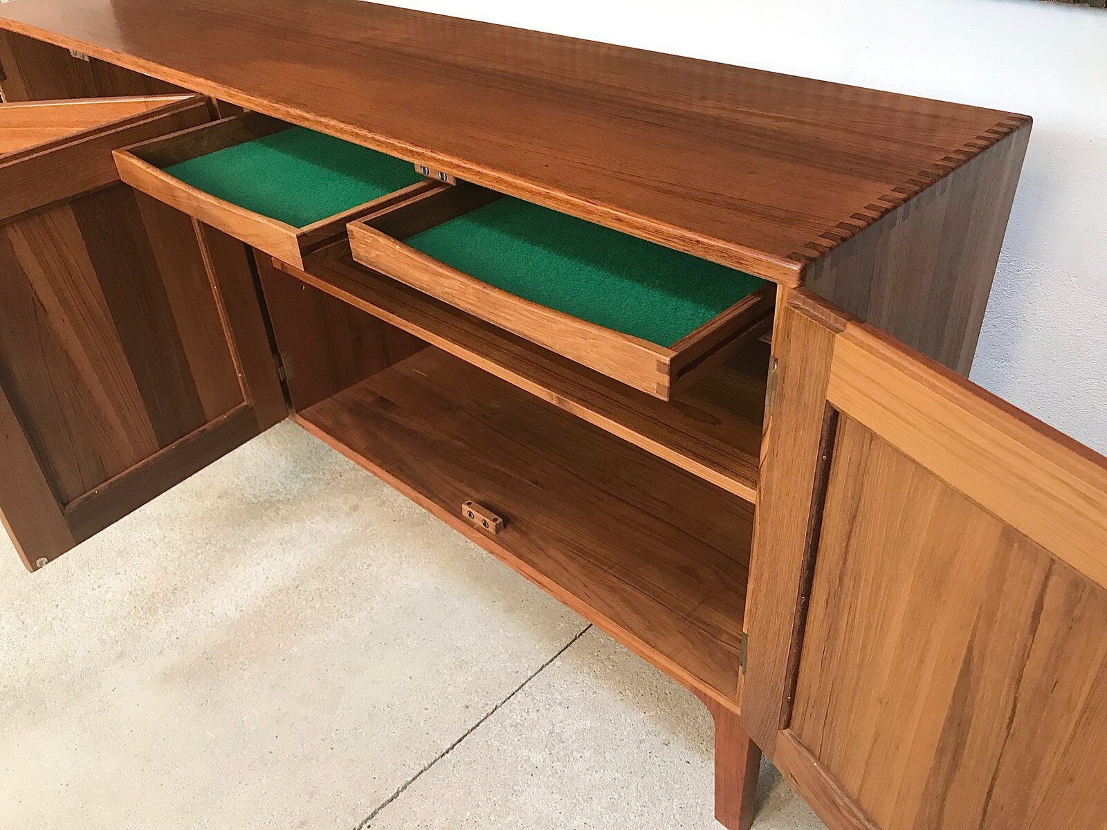 Buffet scandinave en teck massif, Danemark années 1960