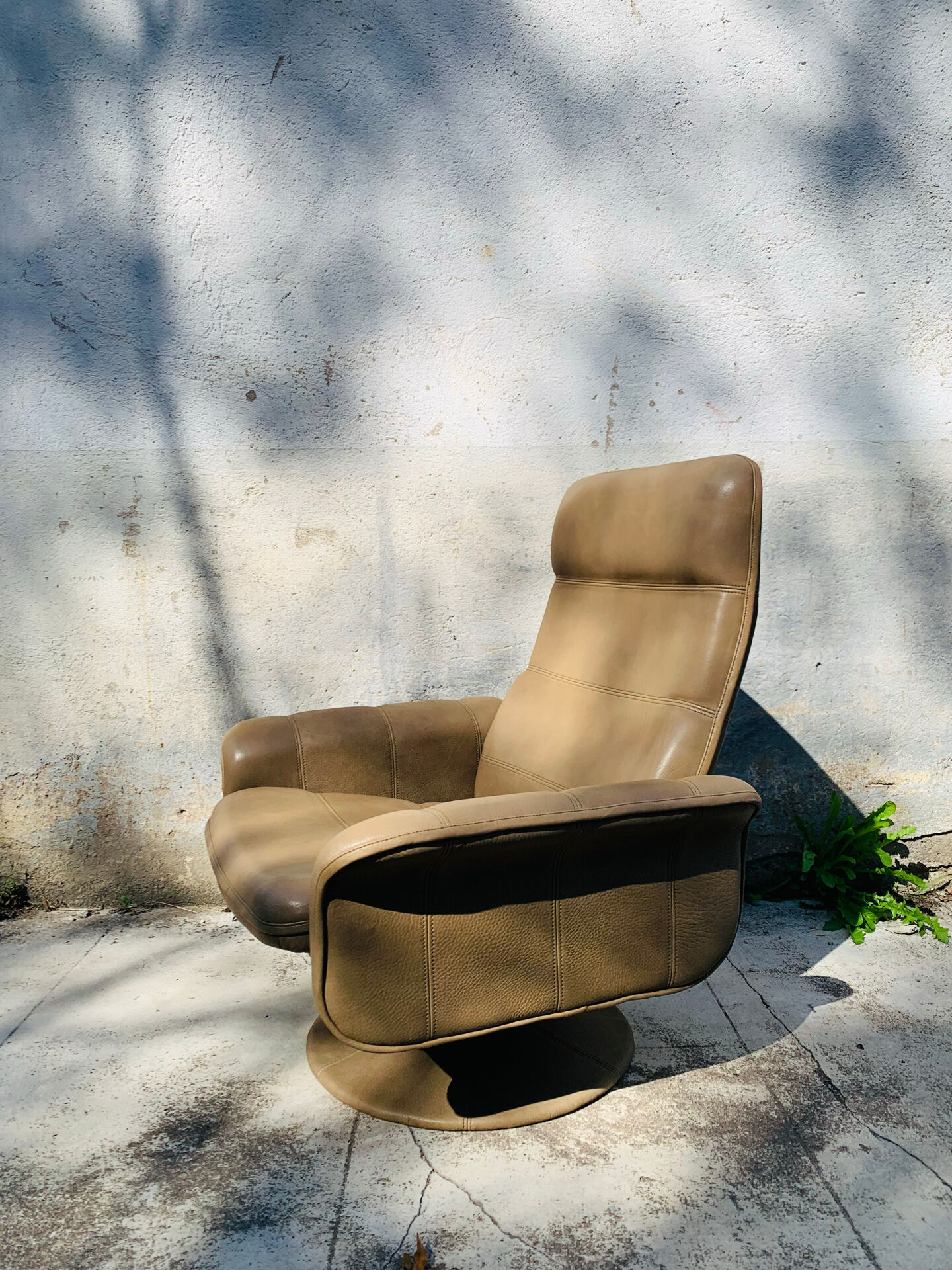 Vintage De Sede leather swivel chair, tulip base.
