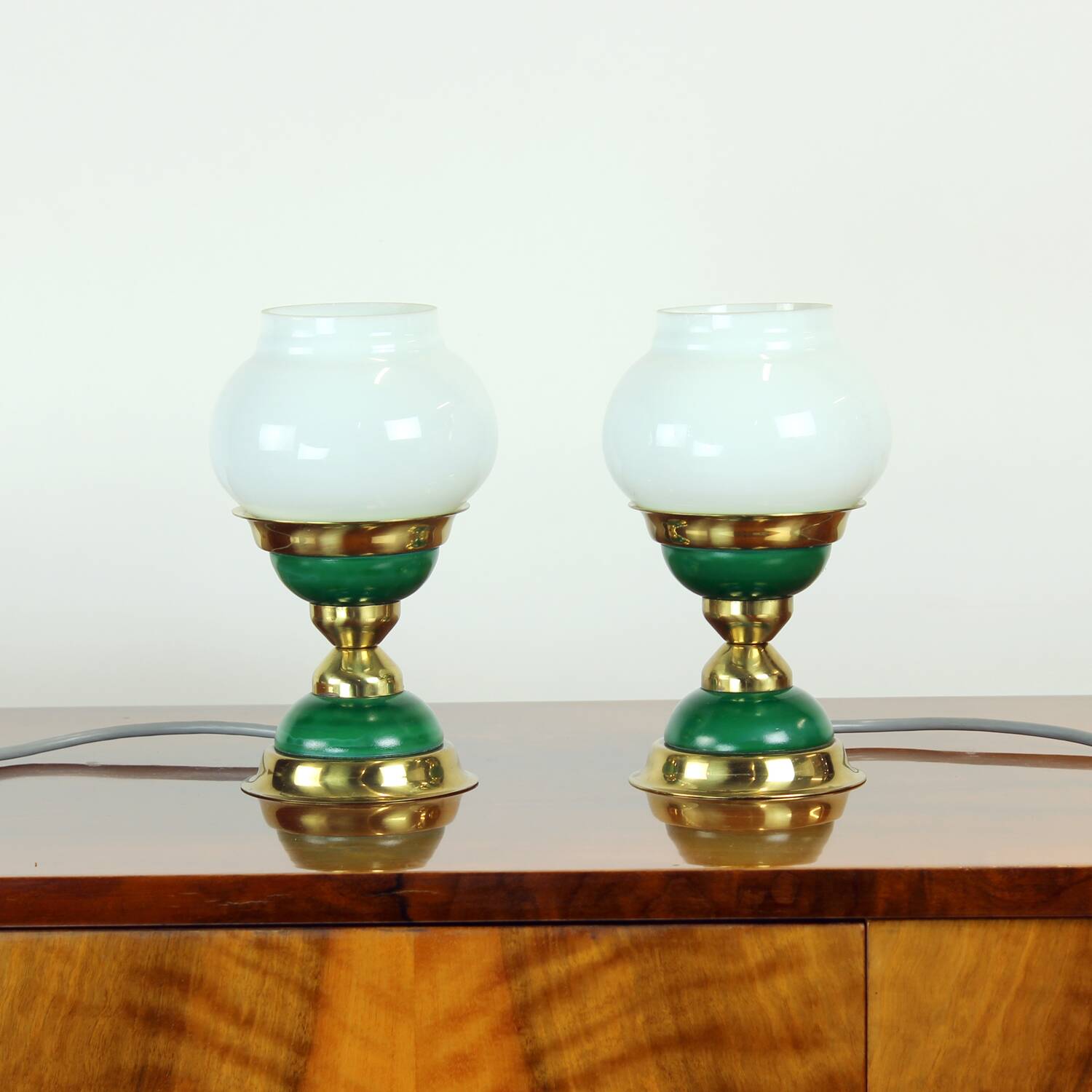 Suite de lampes de table en verre opalin et laiton, Tchécoslovaquie 1955