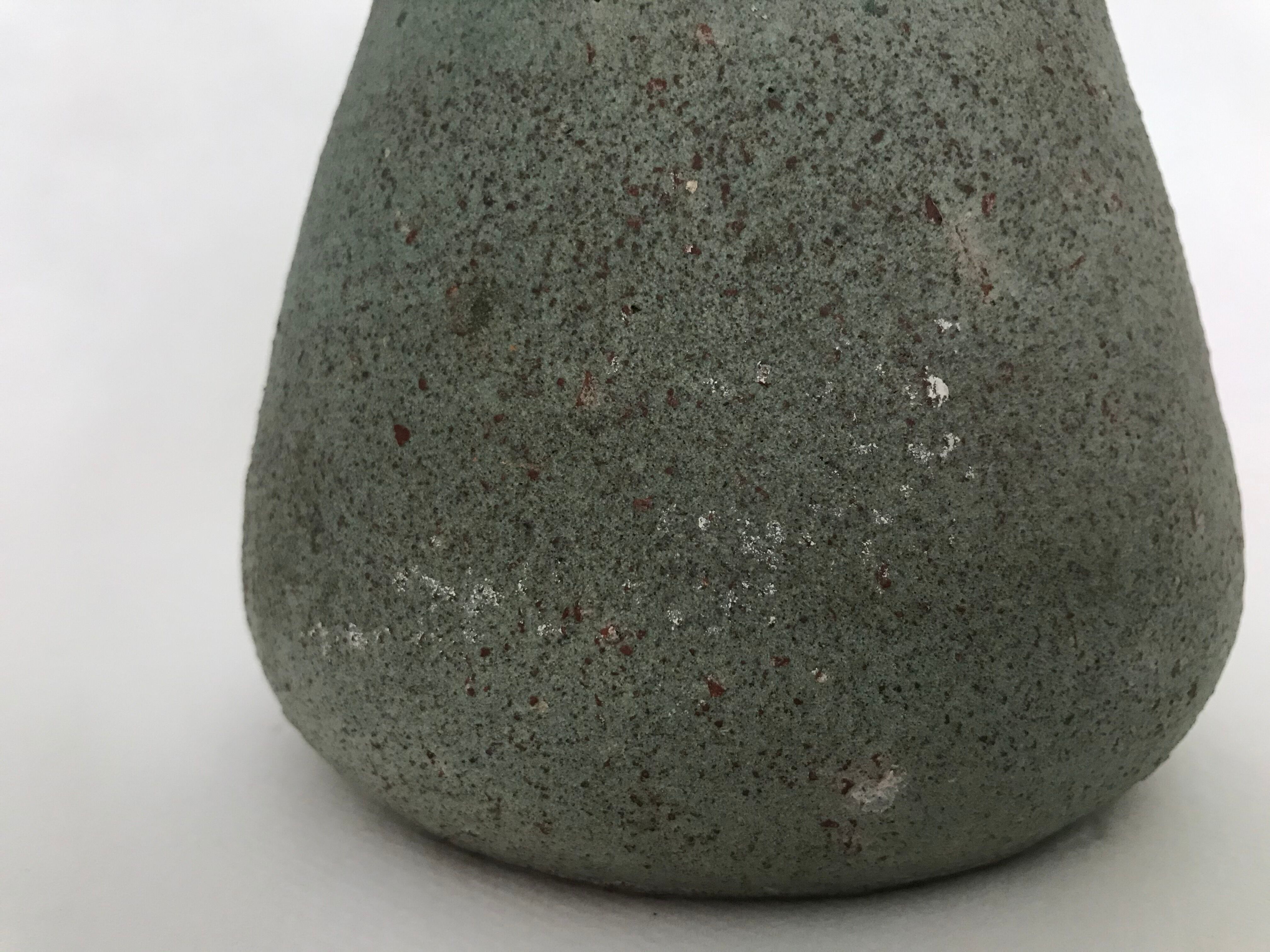 Pichet Accolay en grès, terre chamotée, couleur pistache, vers 1950/1960