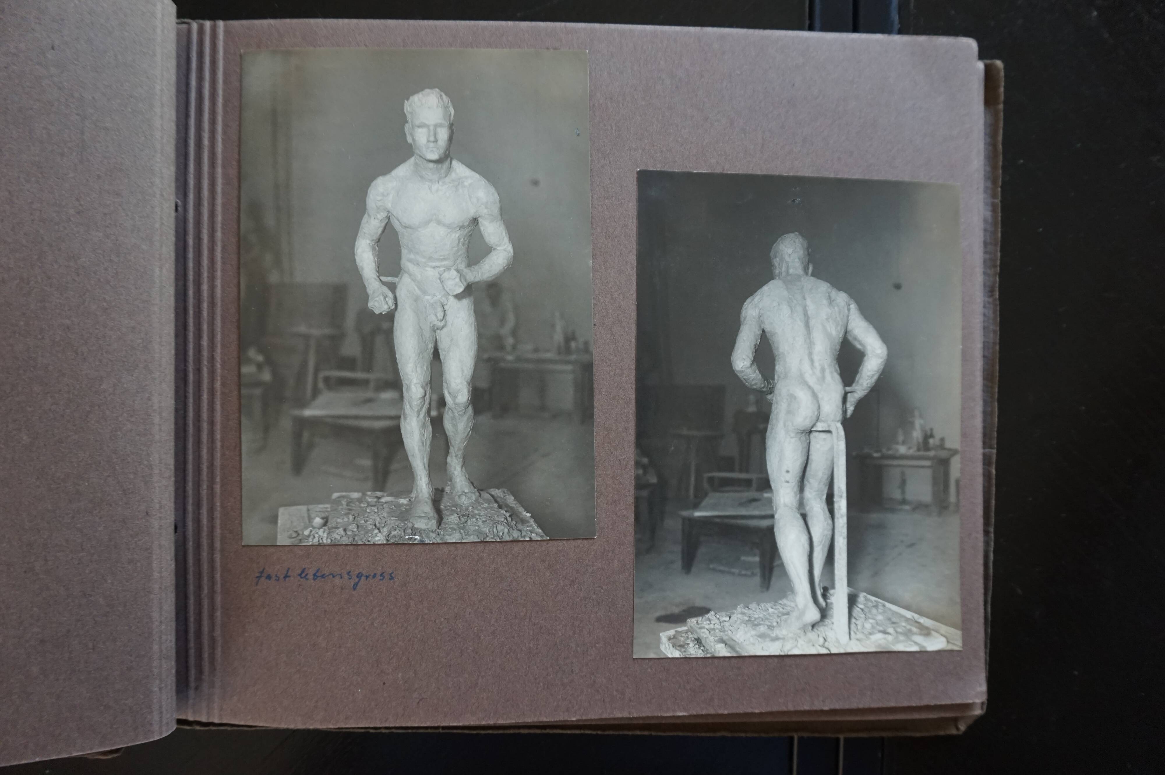 Ensemble de deux bustes en bronze sur stèles en granit par un élève de Georg Kolbe, 1925