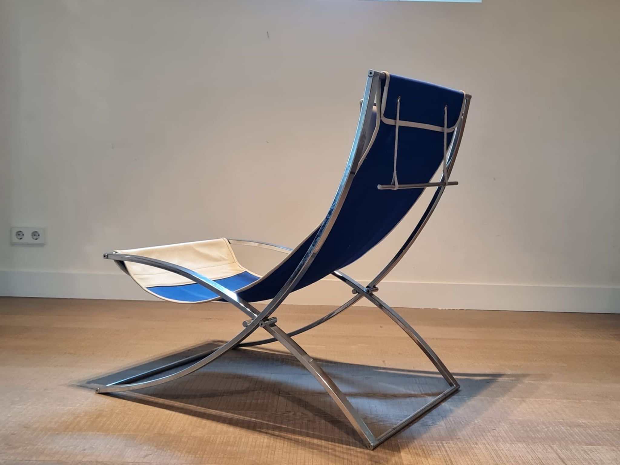 Marcello Cuneo ‘Louisa’ lounge chair in blue canvas and white leather, Italy 1970s