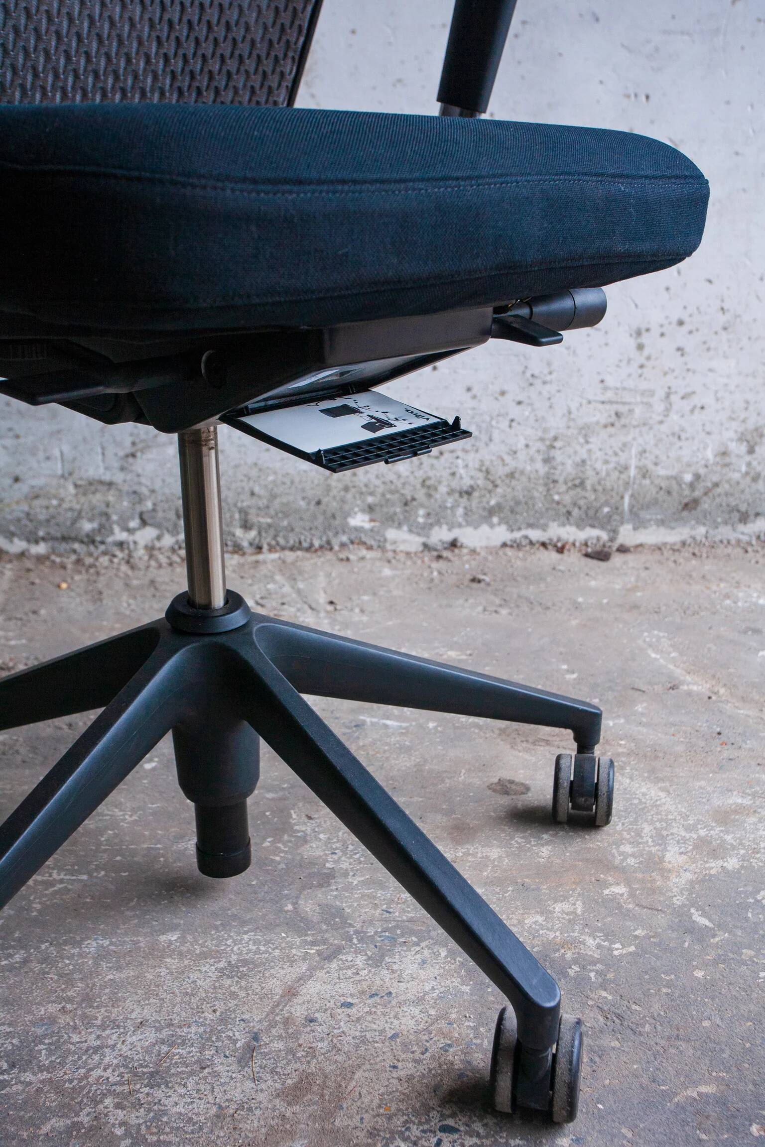 Vitra ID Trim office chair by Antonio Citterio — black mesh backrest and blue fabric seat, aluminium frame.
