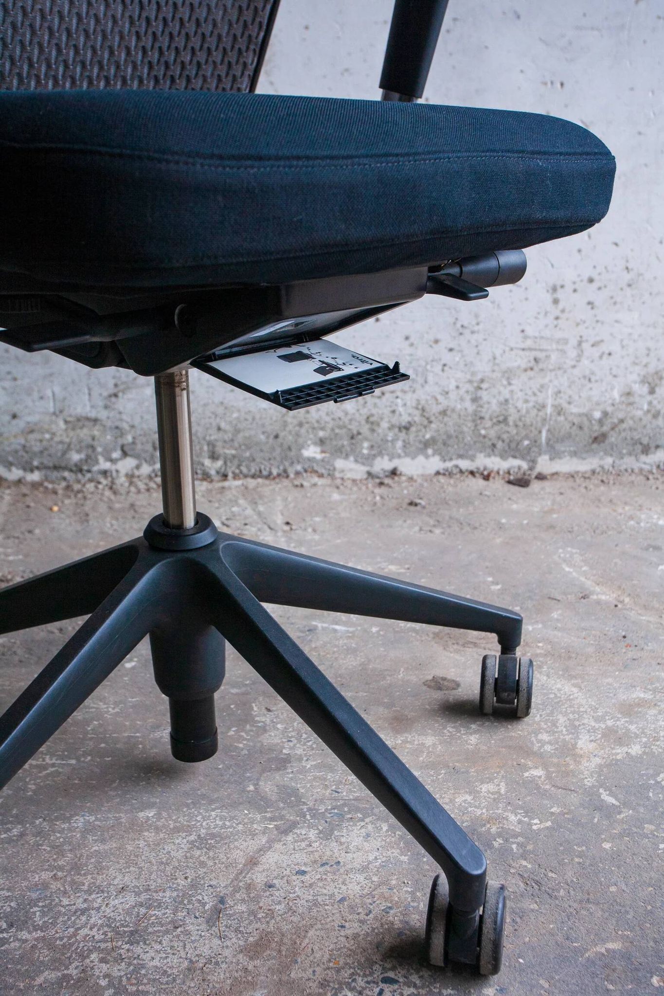 Vitra ID Trim office chair by Antonio Citterio — black mesh backrest and blue fabric seat, aluminium frame.