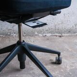 Vitra ID Trim office chair by Antonio Citterio — black mesh backrest and blue fabric seat, aluminium frame.