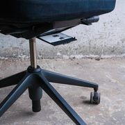 Vitra ID Trim office chair by Antonio Citterio — black mesh backrest and blue fabric seat, aluminium frame.