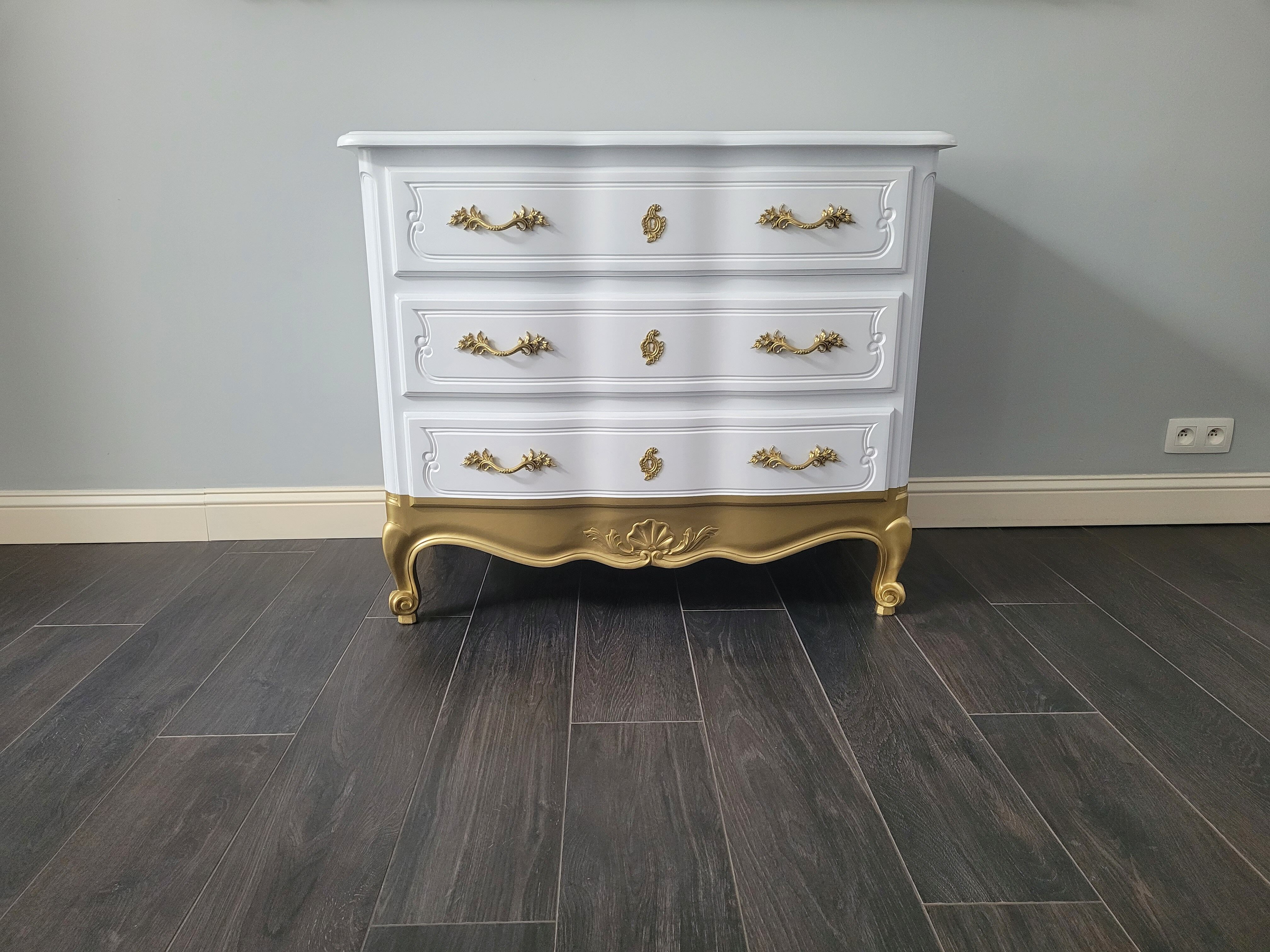 Louis XV style chest of drawers, white and gold