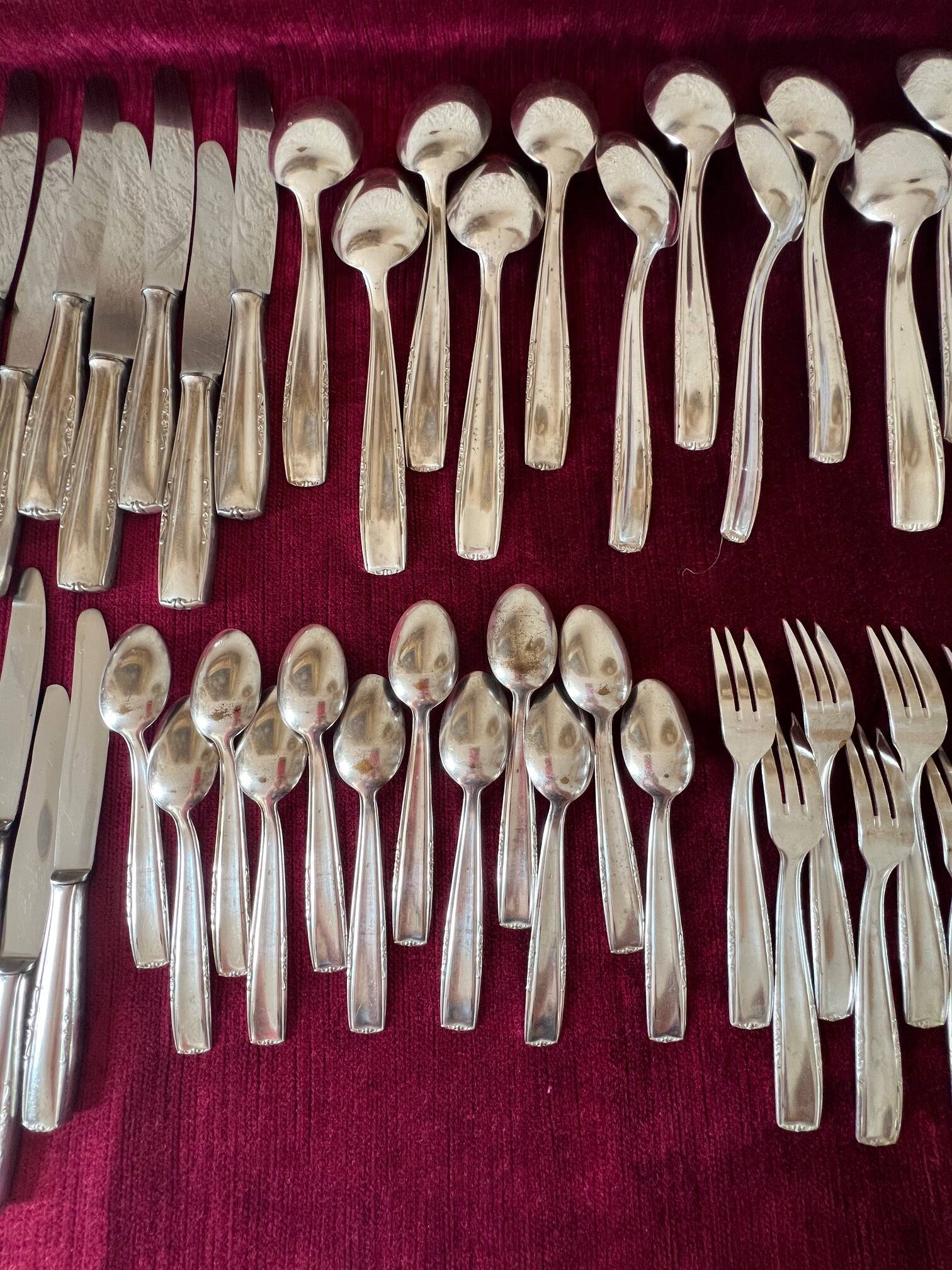 A cutlery set of 81 pieces.