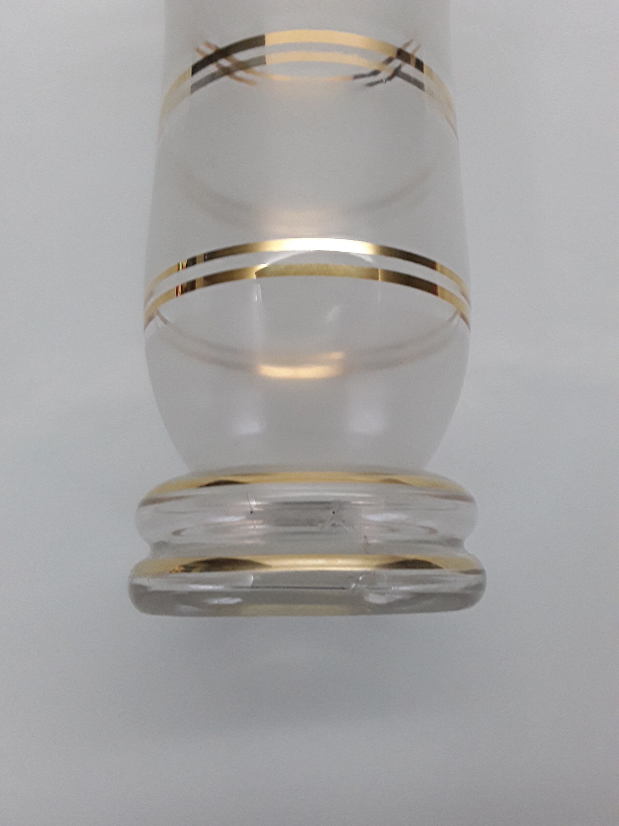 Vase decorated golden stripes