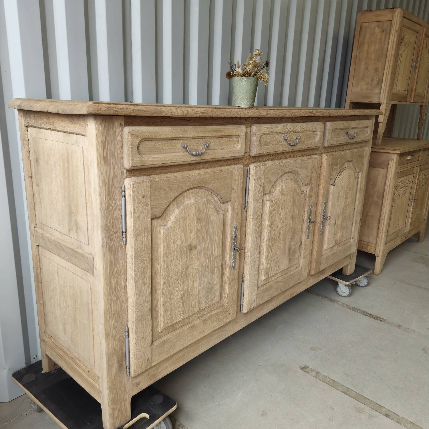 Beau buffet 3 portes chêne massif