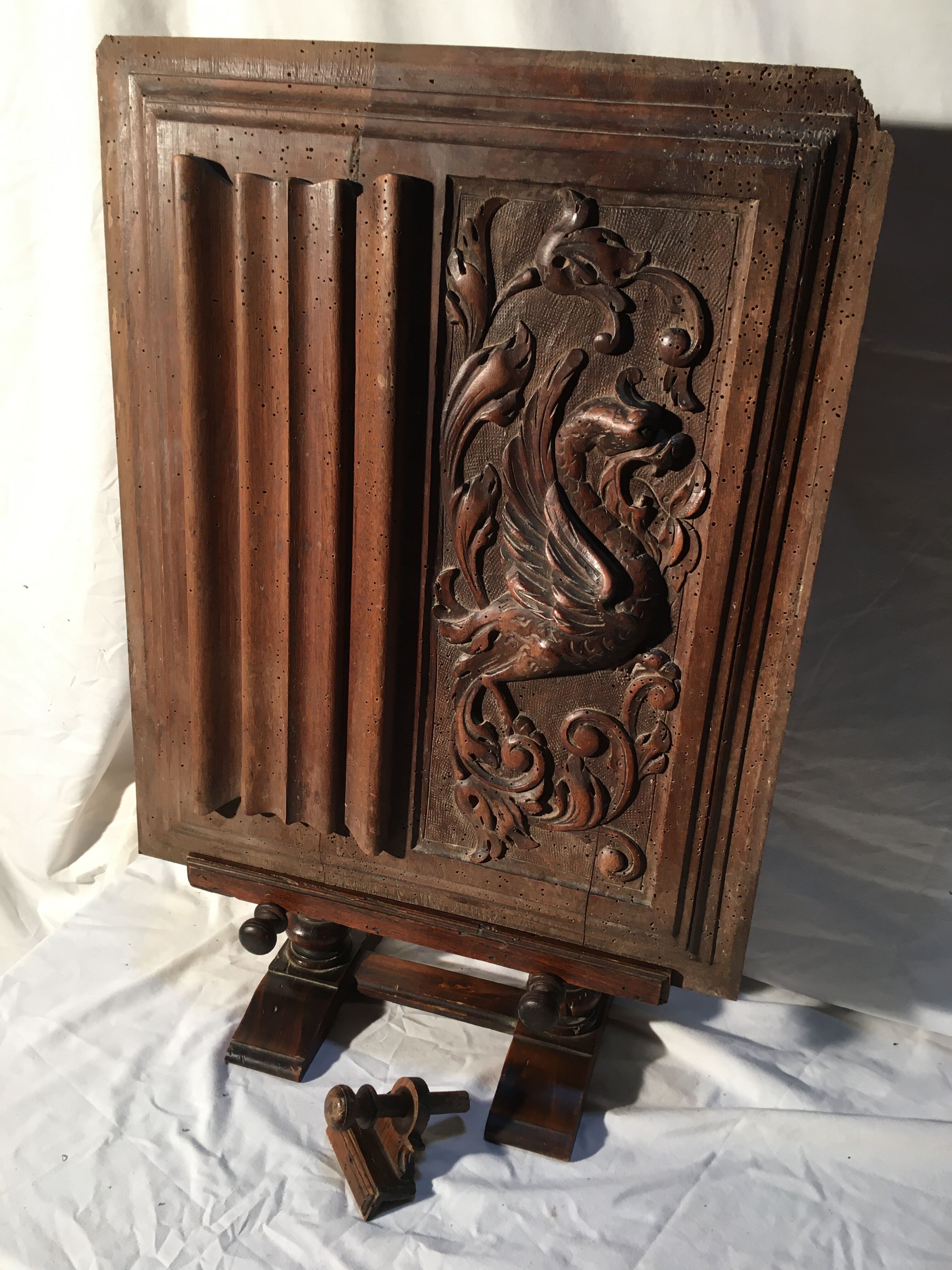 Facade of wooden cabinet door scultpté.