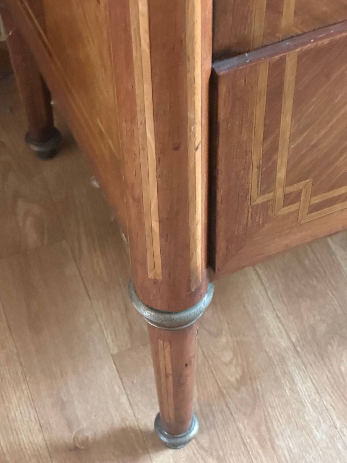 Louis XVI style chest of drawers, spinning top legs - transition style marquetry