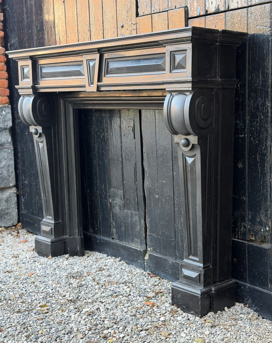 Grande cheminée Napoléon III en marbre noir de Belgique, vers 1880