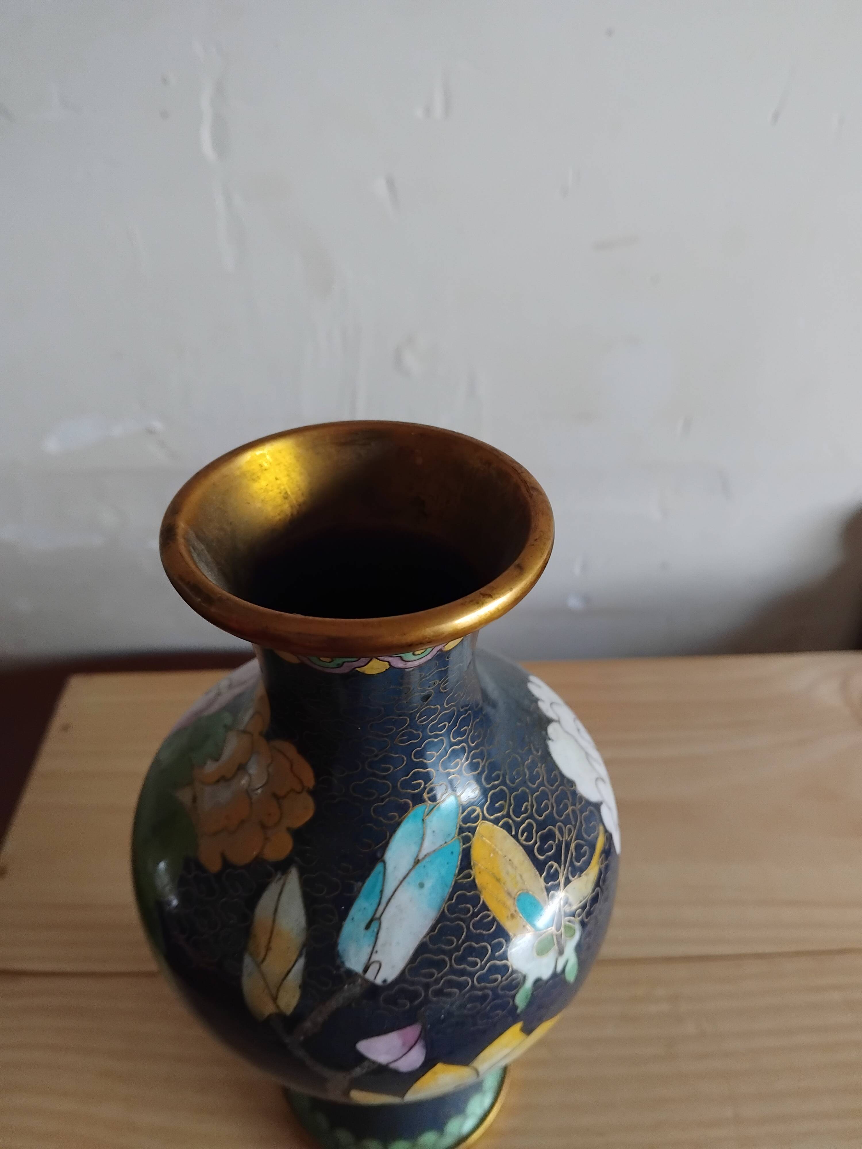 Chinese enamel vase