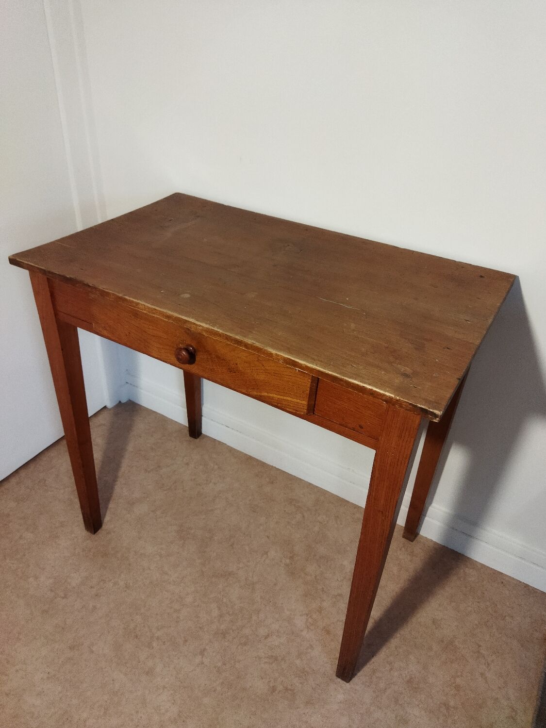 Spindle legs desk