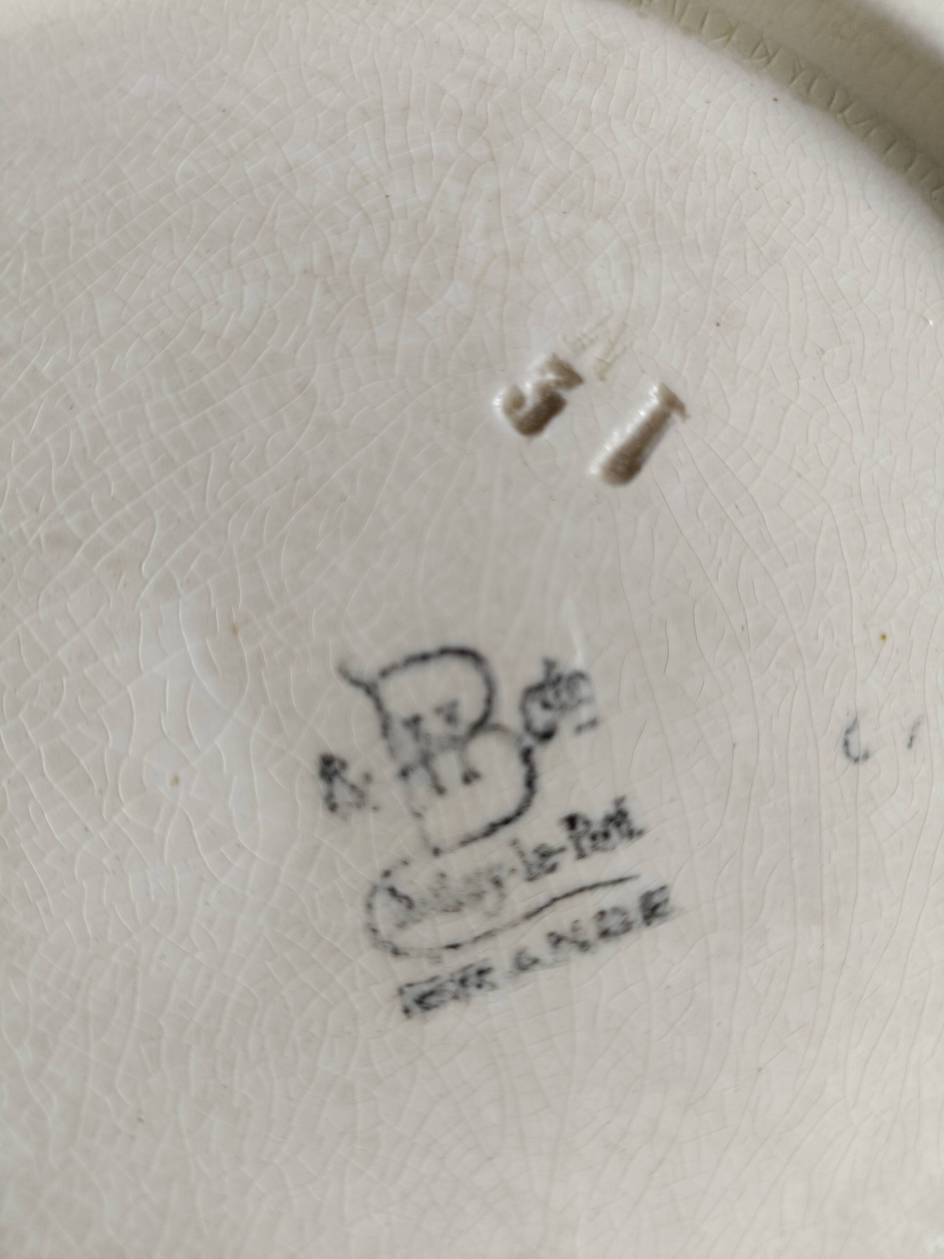 Assiette en barbotine, décor pensées, Choisy le roi