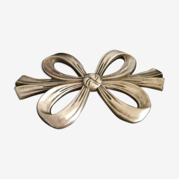 Under the plate brass knot