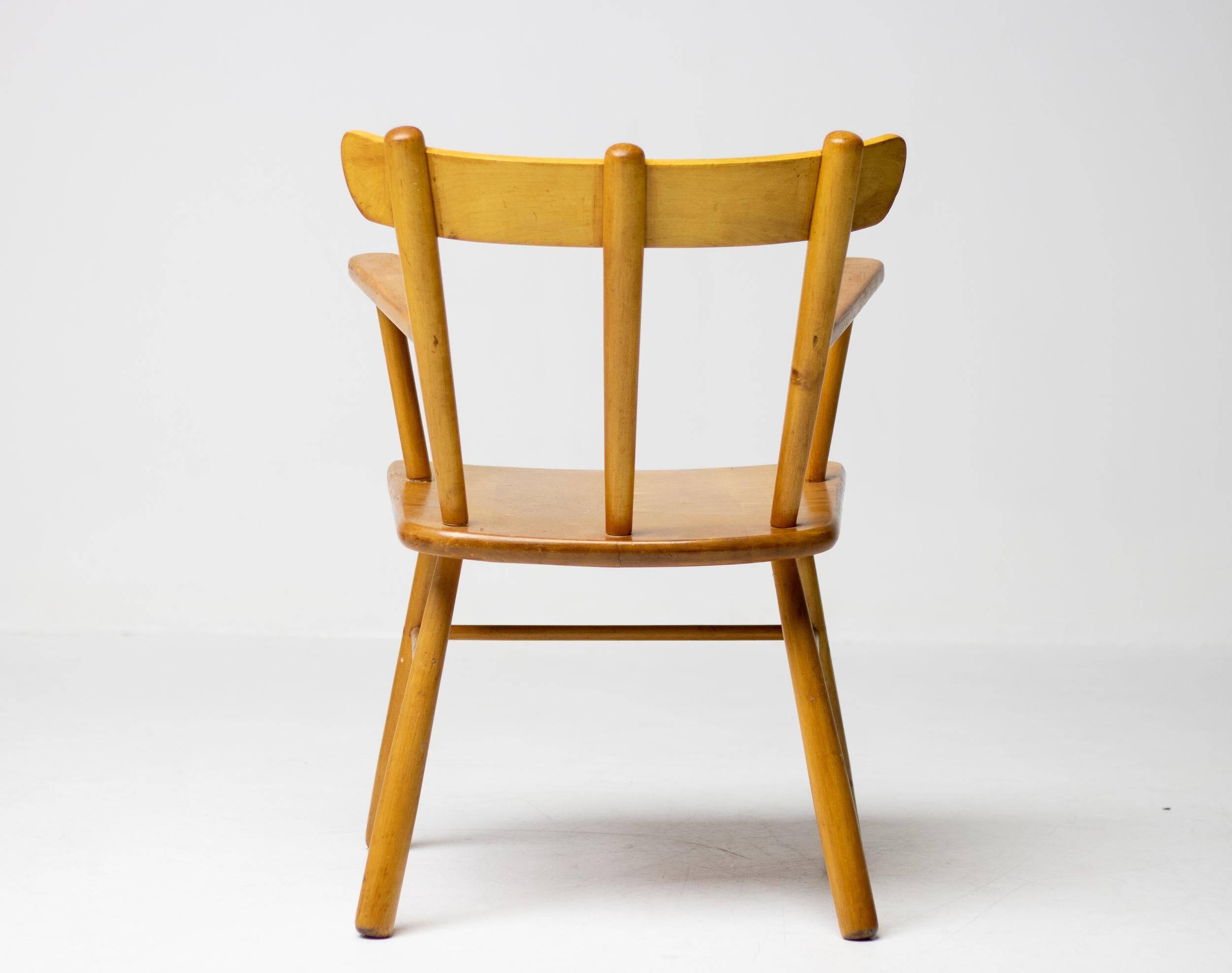 Danish organic armchair in solid birch, curved backrest, 1950s design.