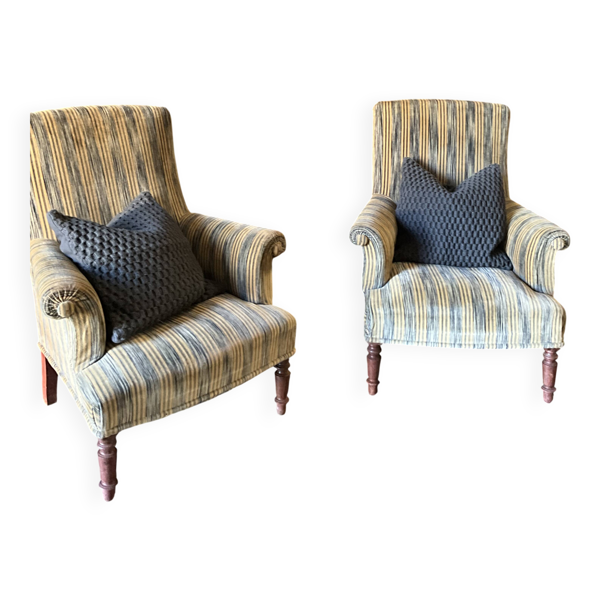 Une paire de fauteuils en velours.