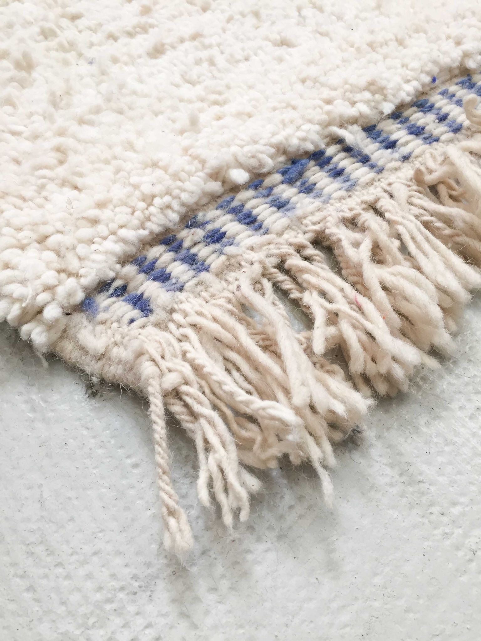 Berber carpet beni ouarain ecru blue line 243x160m