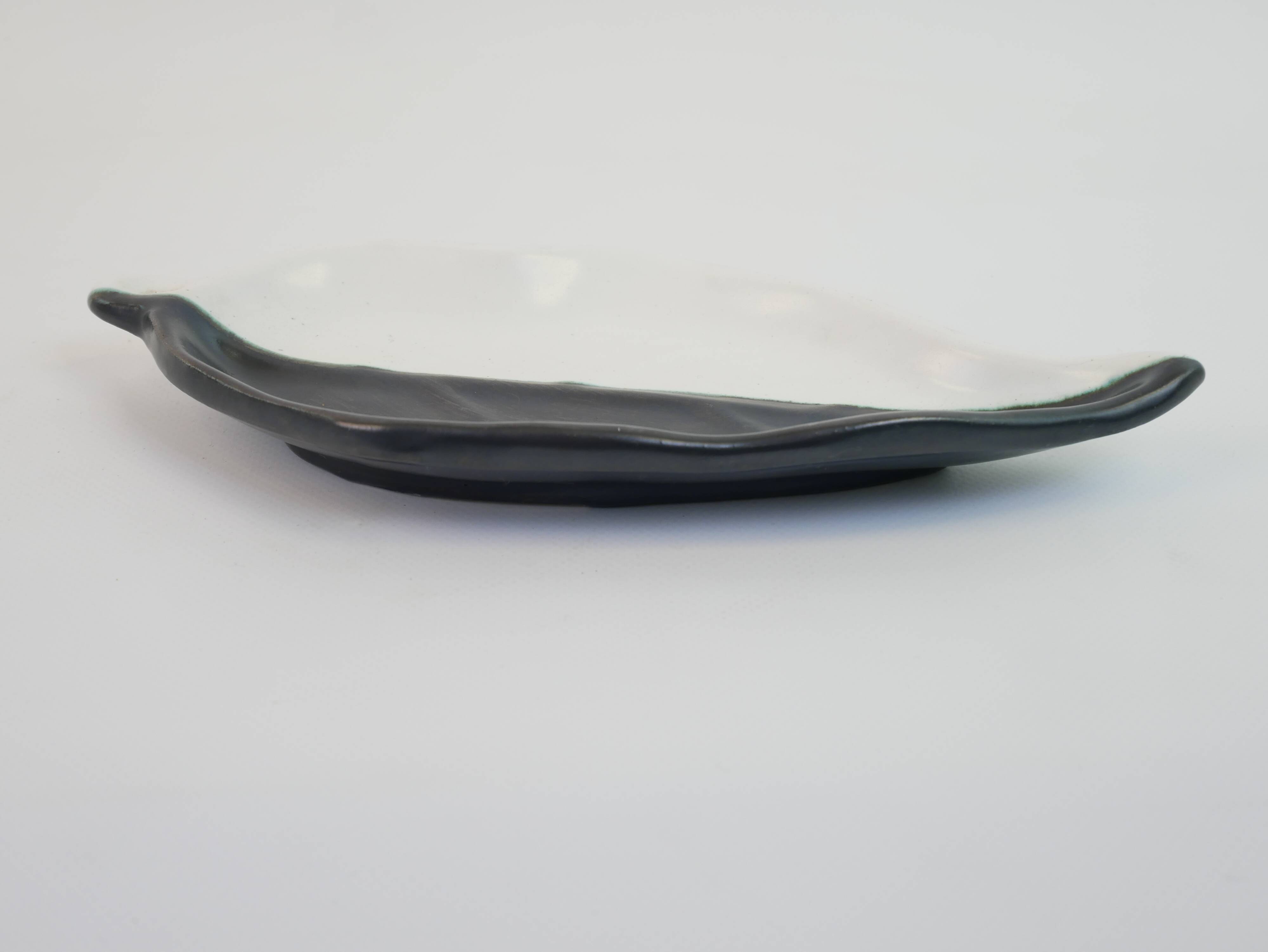 Leaf-shaped pocket emptier, two-tone ceramic by Cerenne Vallauris