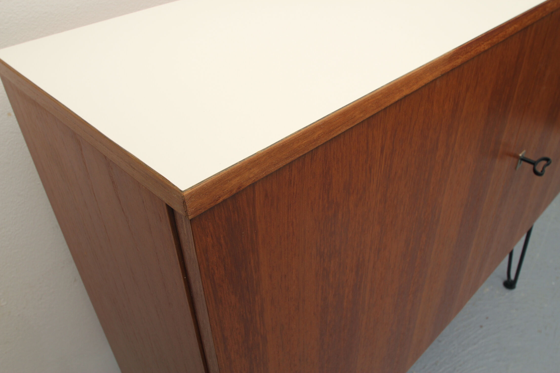 Buffet des années 1960 en teck et formica avec pattes en épingle à cheveux